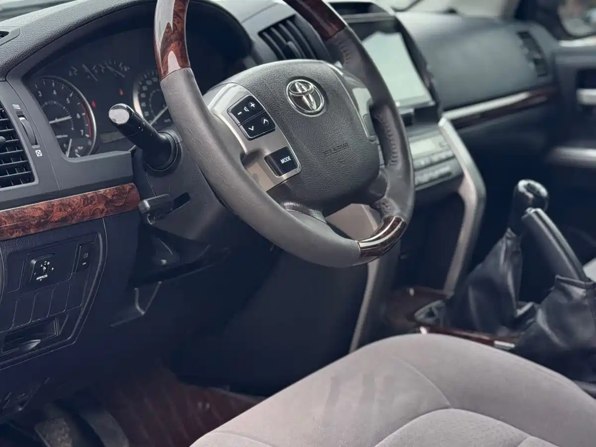 Toyota Land Cruiser (Import) 2012