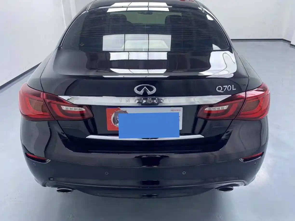 Фото 9 - Infiniti Q70