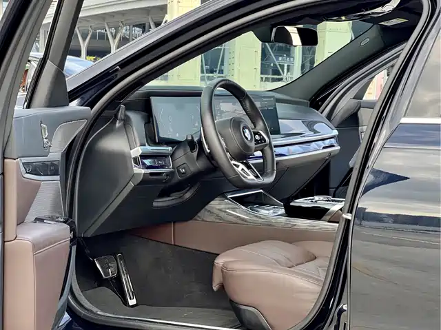 BMW 7 Series 2023 740Li Exclusive M Sport Package — фото 4