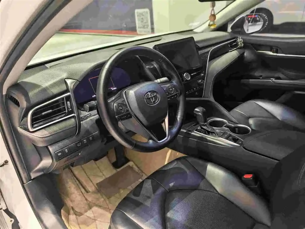 Фото 9 - Toyota Camry