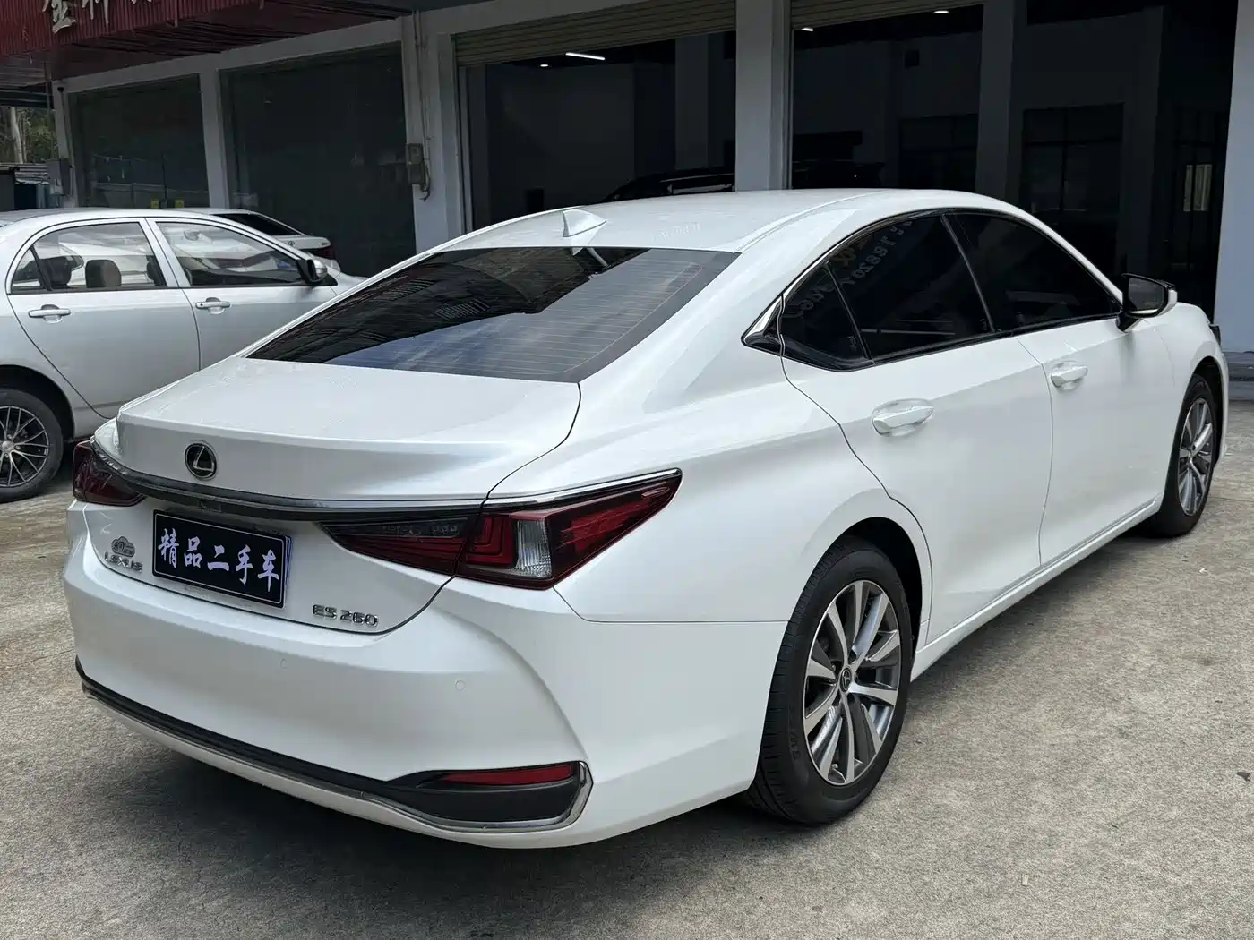 Фото 16 - Lexus ES