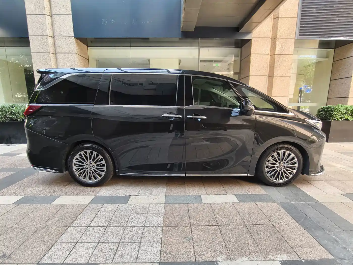 Lexus LM 2024 2025 Model 500h Four-Seater Imperial Edition
