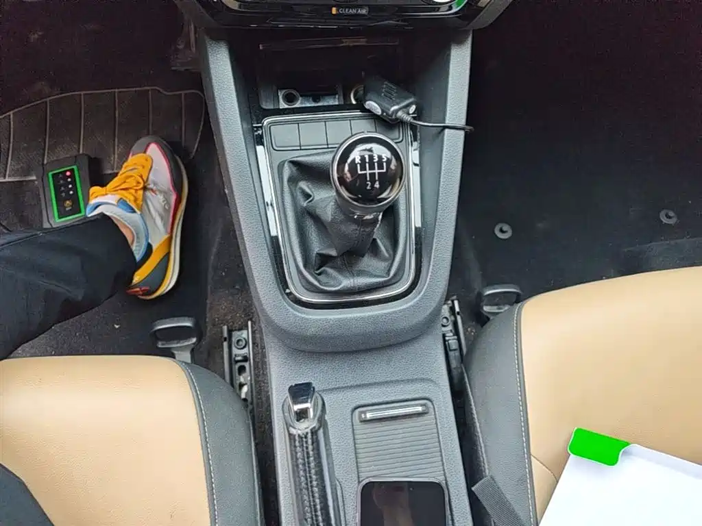 Volkswagen Sagitar 2015 1.6L Manual Comfort фото 13