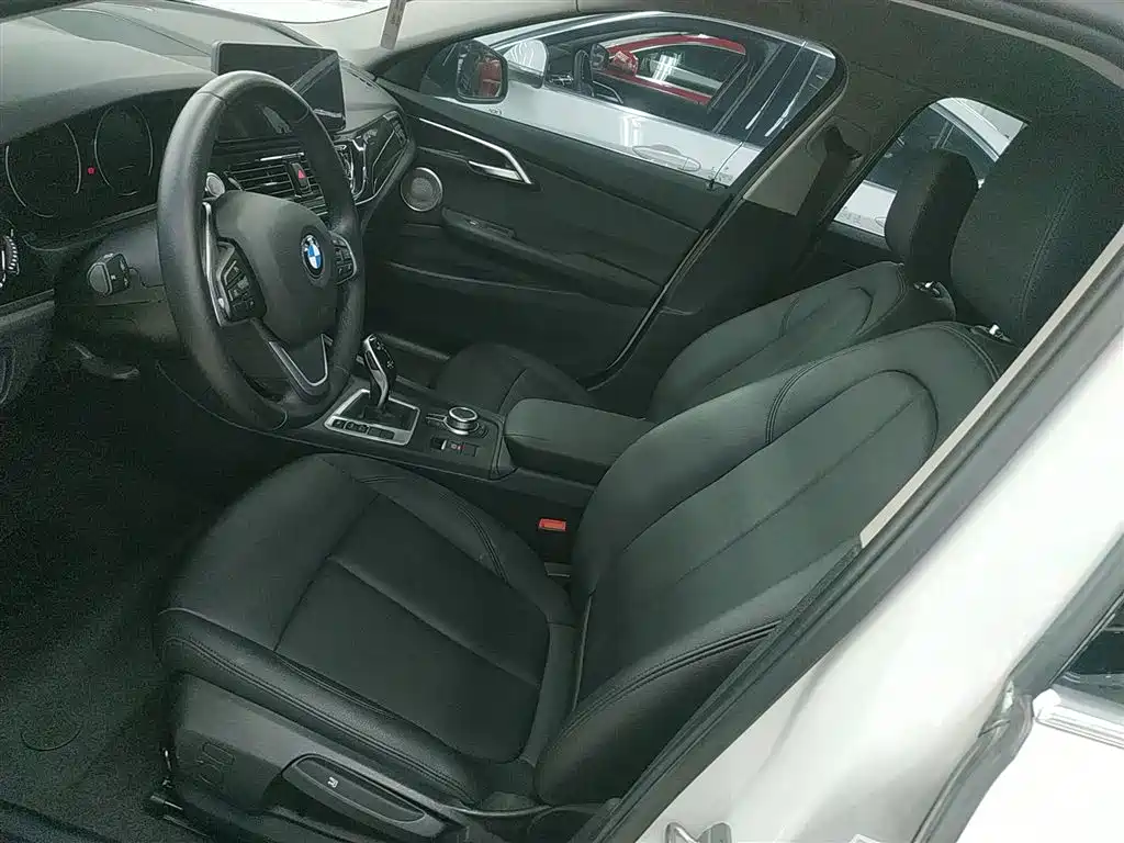 BMW 1 Series 2022 120i M Sport фото 15