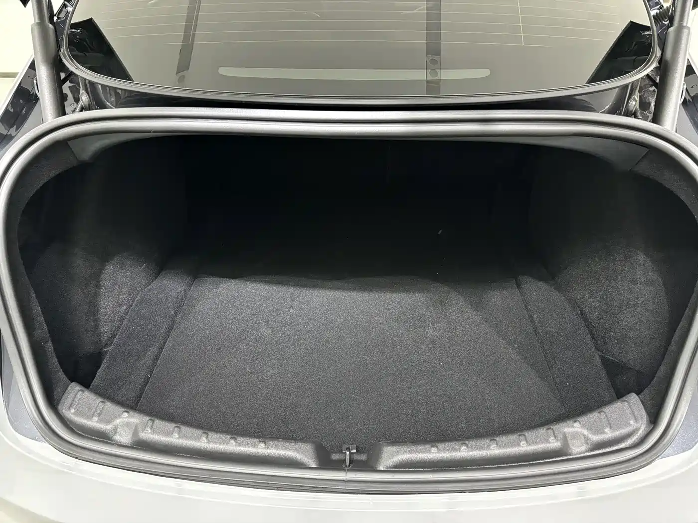Tesla Model 3 2026 2025 Model Year Facelift Rear-Wheel Drive