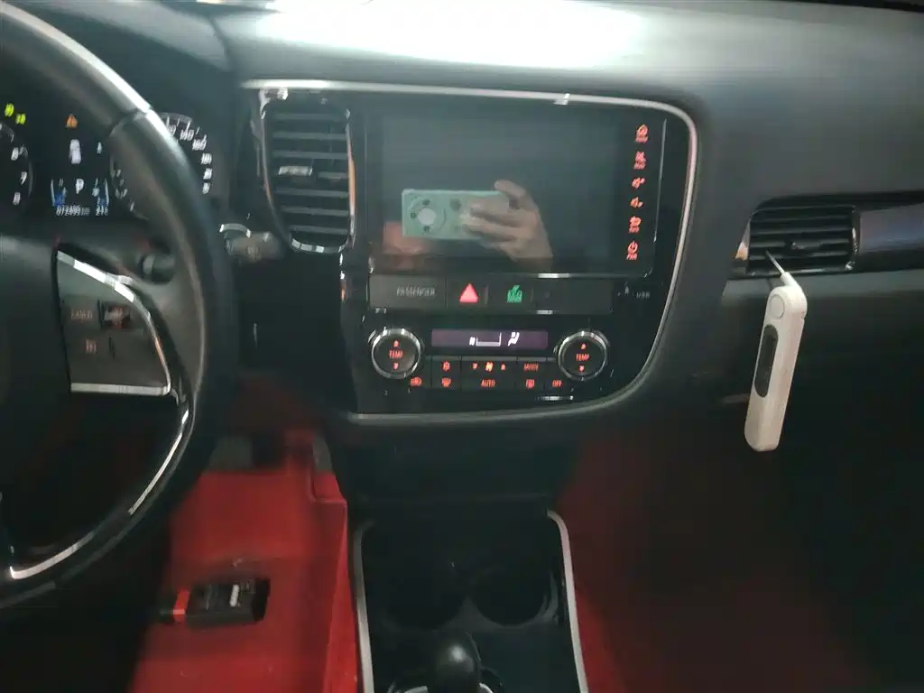 MITSUBISHI OUTLANDER