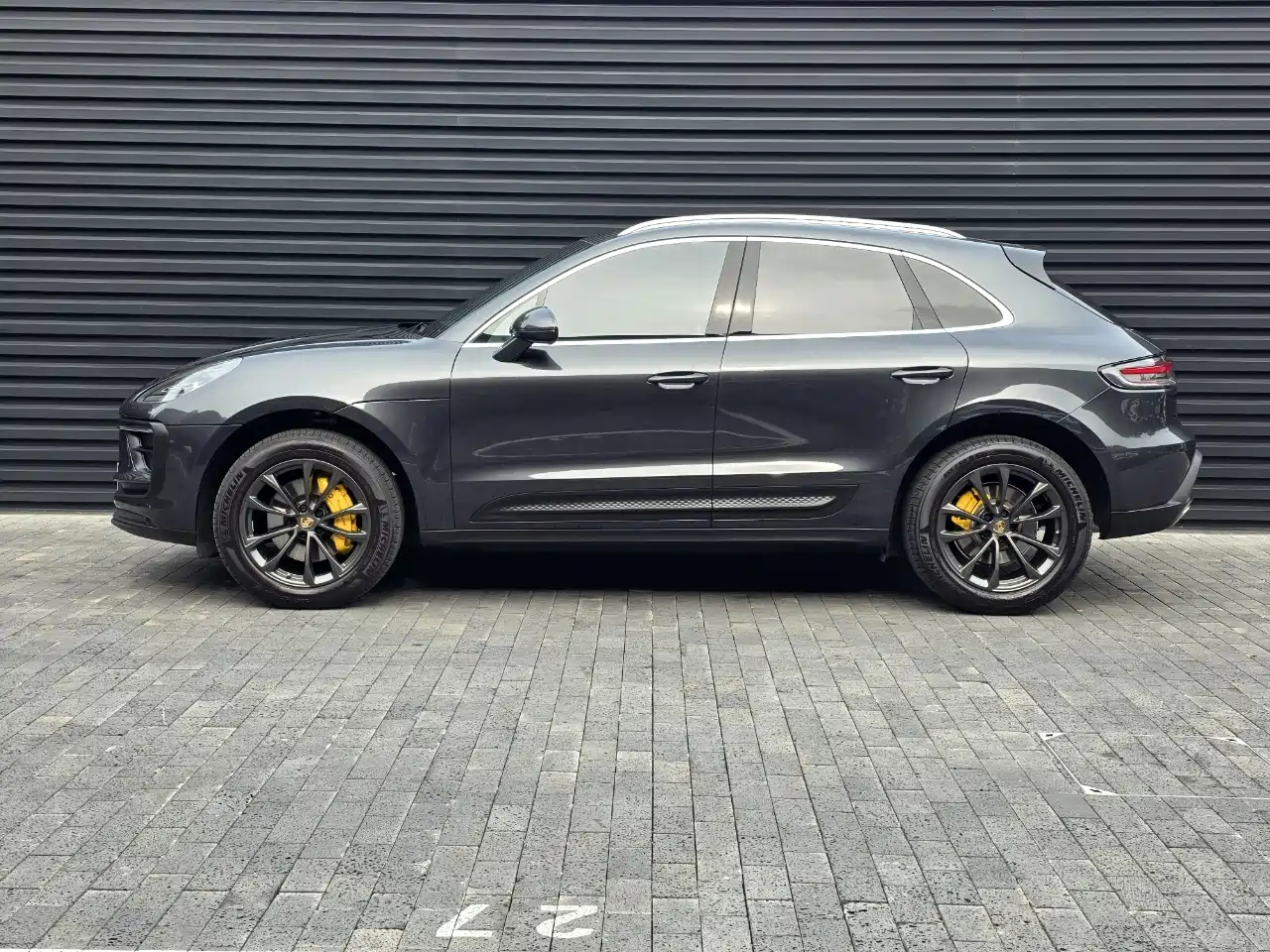 Photo 2 - Porsche Macan