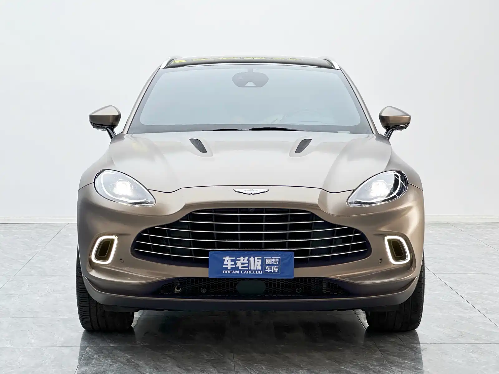 Фото 2 - Aston Martin DBX