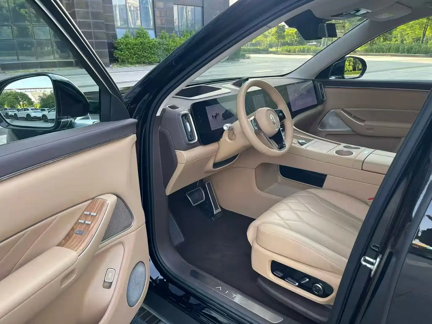 AITO Wenjie AITO M8 2025 Extended Range Ultra 53.4kWh 6-Seater фото 4