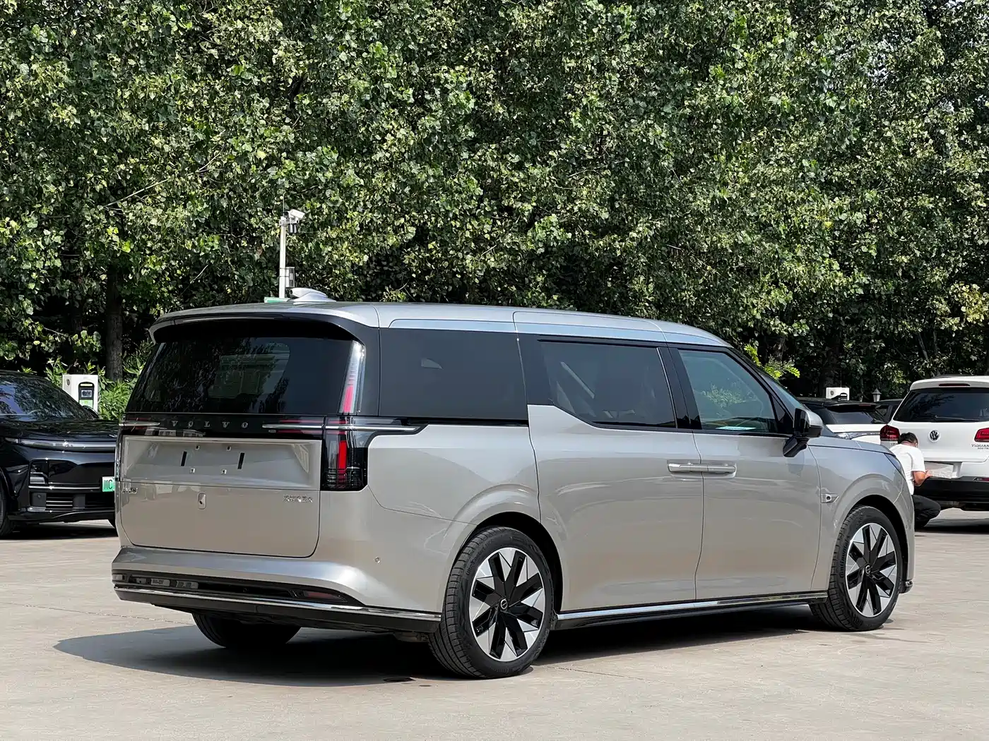 Volvo EM90 2024 2025 Ultra Six-Seater