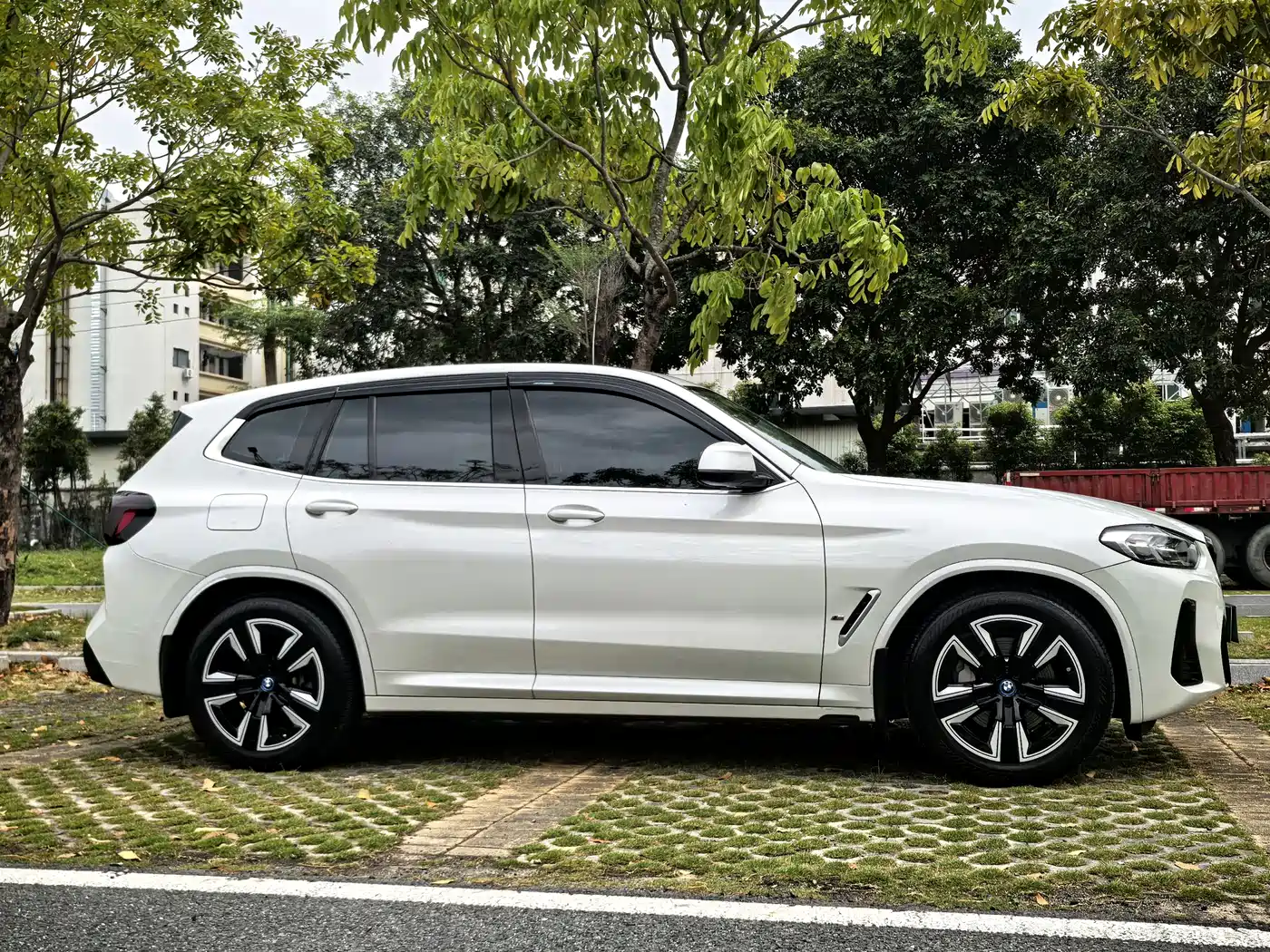 BMW IX3