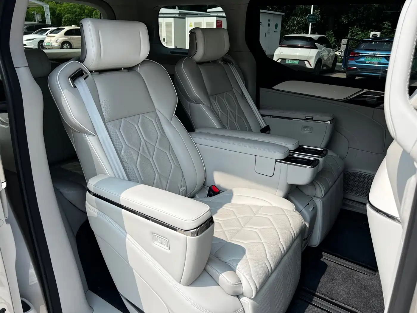Volvo EM90 2024 2025 Ultra Six-Seater
