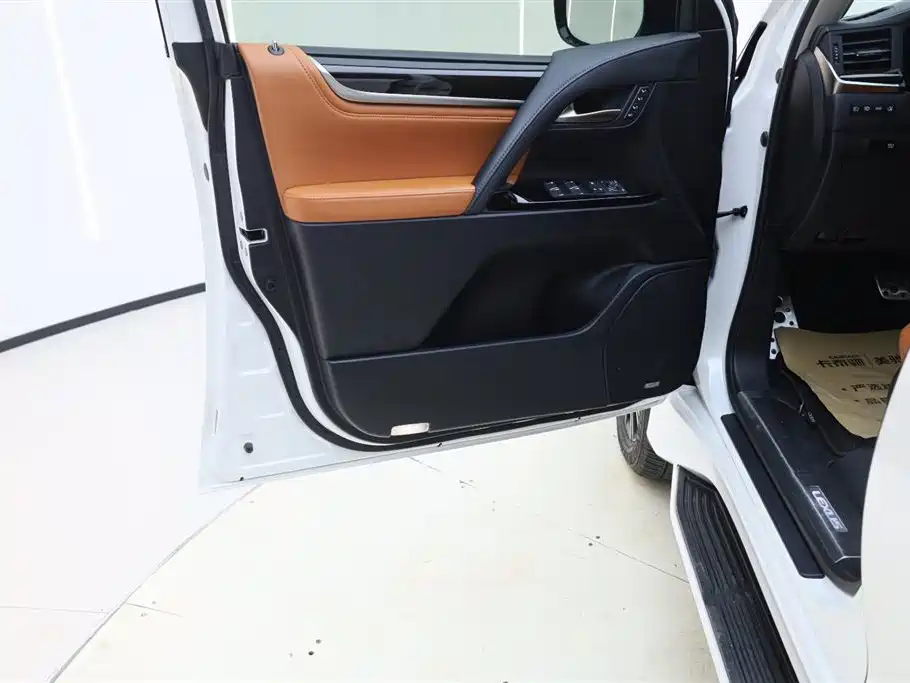 Lexus LX 2017 570 Peak Special Limited Edition фото 17