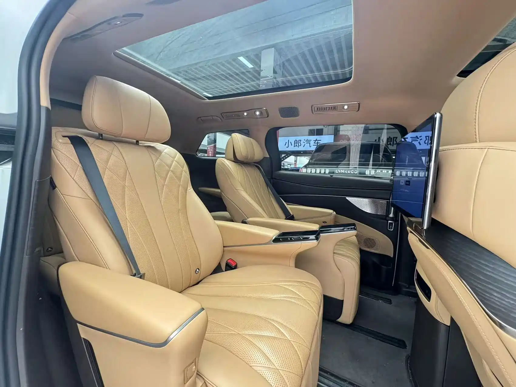 Фото 10 - Denza D9