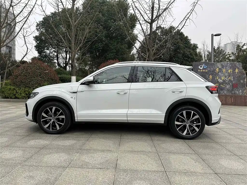 VOLKSWAGEN T-ROC EXPLORING SONGS