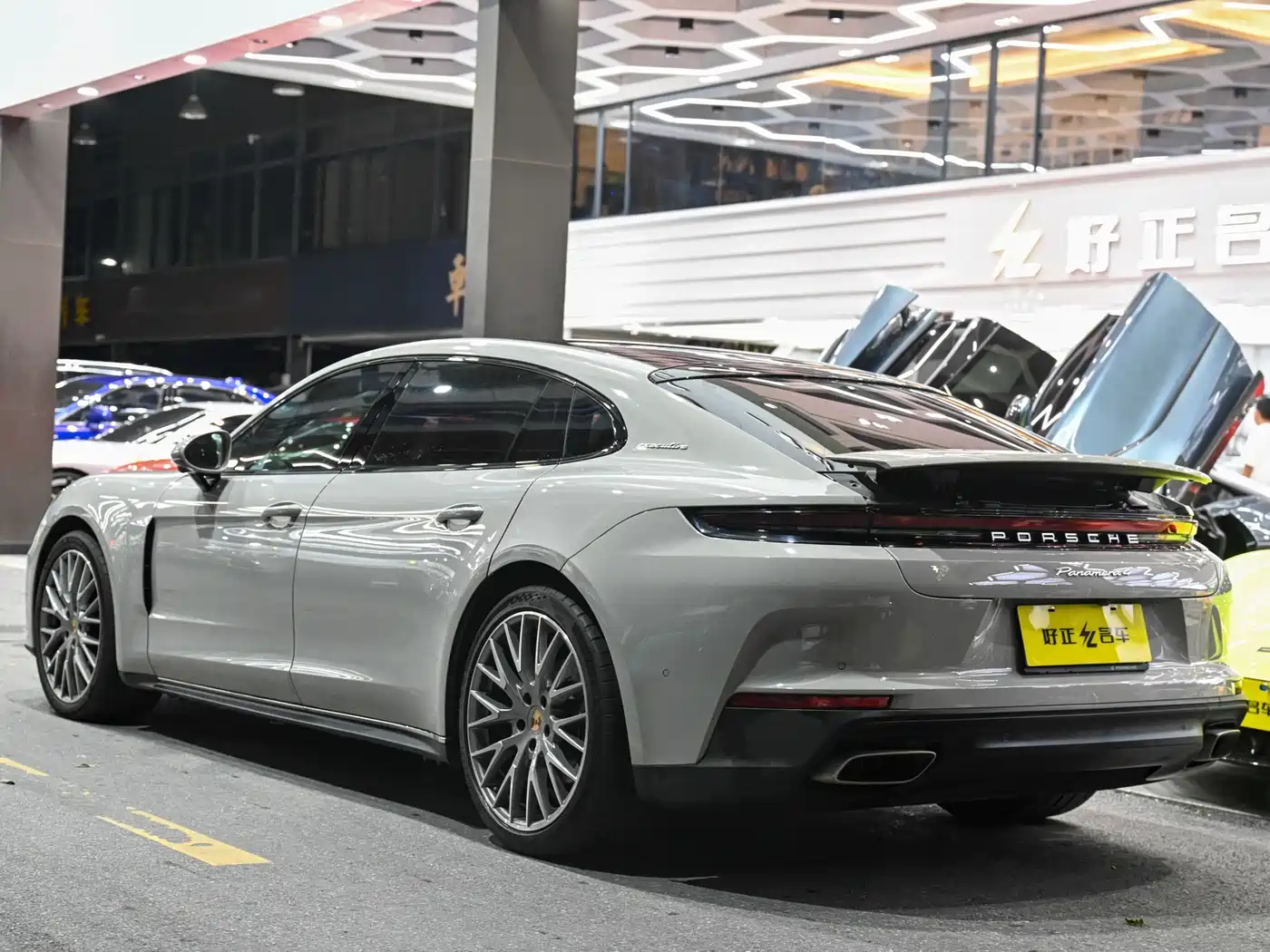 Porsche Panamera 2024 Panamera 4 Executive Long Wheelbase 2.9T фото 4