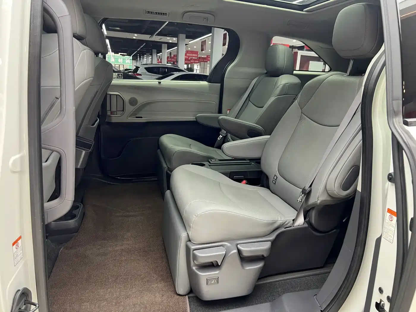 Toyota Granvia 2023 2022 2.5L Hybrid Premium Edition