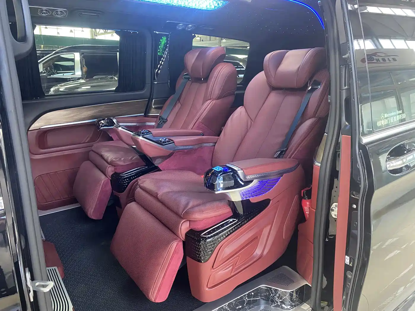 Mercedes-Benz V-Class 2024 V 300 L Long Wheelbase Luxury Edition фото 11