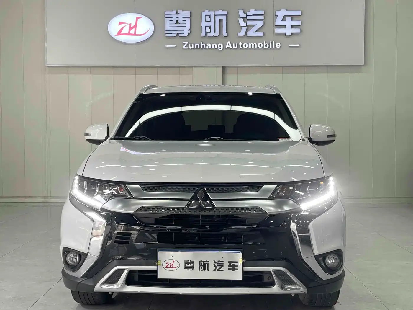 Mitsubishi Outlander 2020 2.4L 4WD Luxury 5-seater фото 3