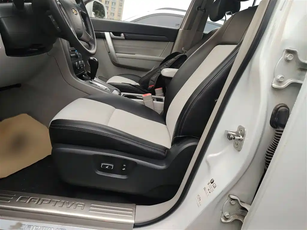 Chevrolet Captiva 2015 2.4L 2WD Urban Edition 5-seater фото 7