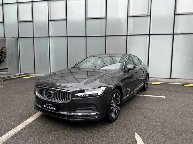 Volvo S90 2024 B5 Momentum Luxury Edition — фото 1