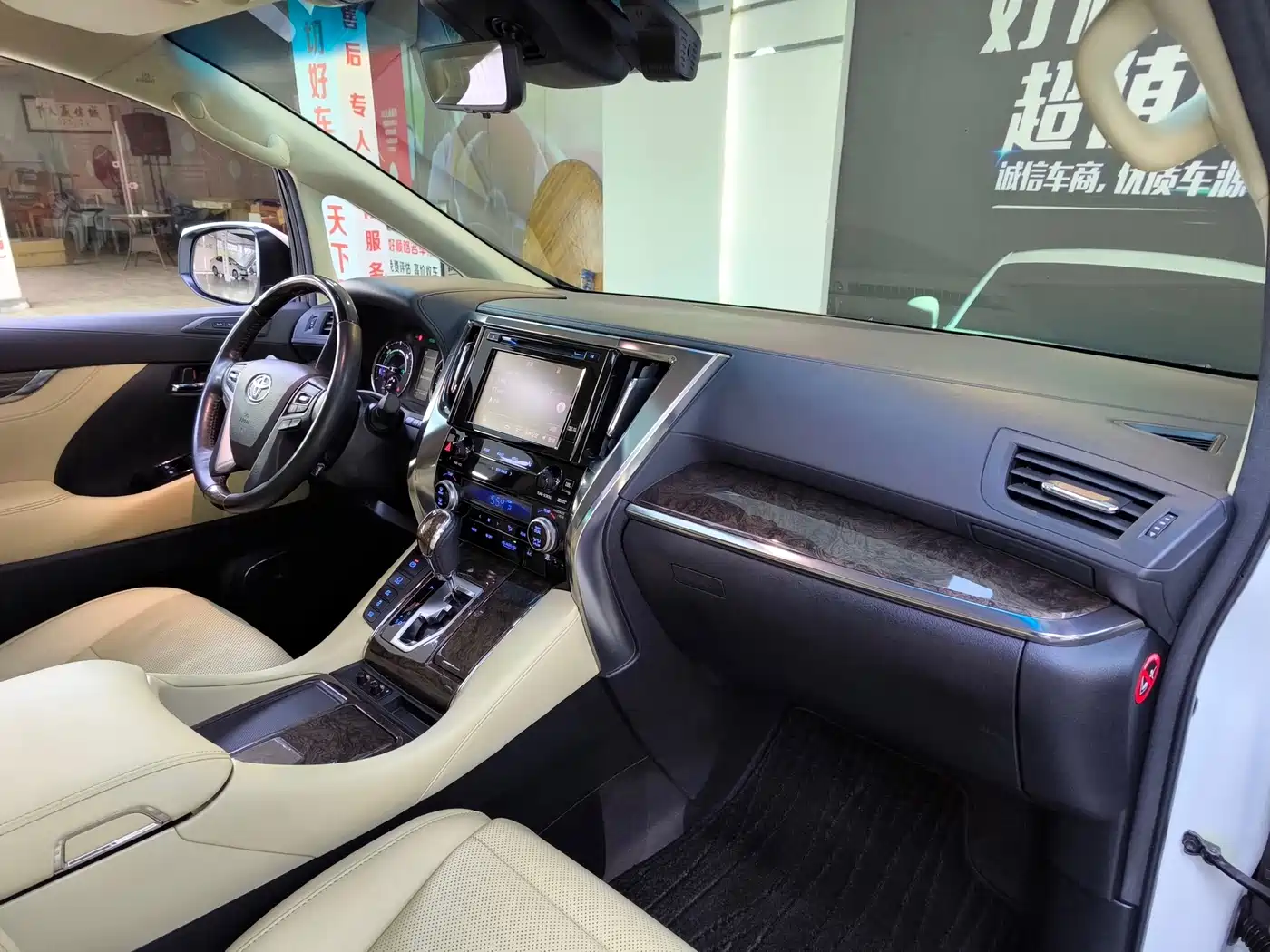 Toyota Vellfire 2019 Hybrid 2.5L HV Premium Edition фото 18