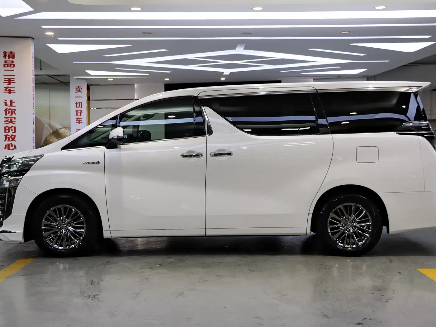 Toyota Vellfire 2019 Hybrid 2.5L HV Premium Edition фото 3