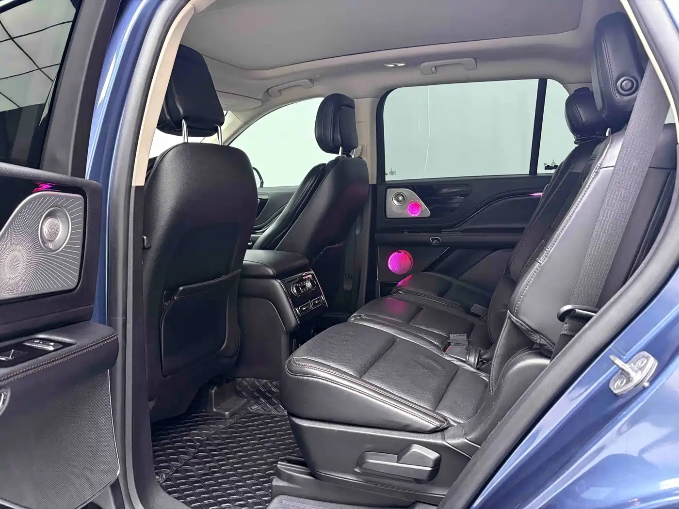 Photo 5 - Lincoln Aviator