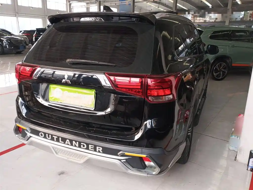 MITSUBISHI OUTLANDER