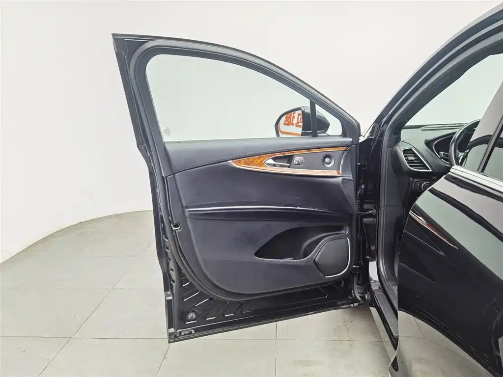 LINCOLN NAVIGATOR (IMPORT)