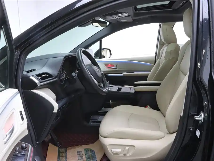 Toyota Granvia 2022 2.5L Hybrid Premium Edition фото 14
