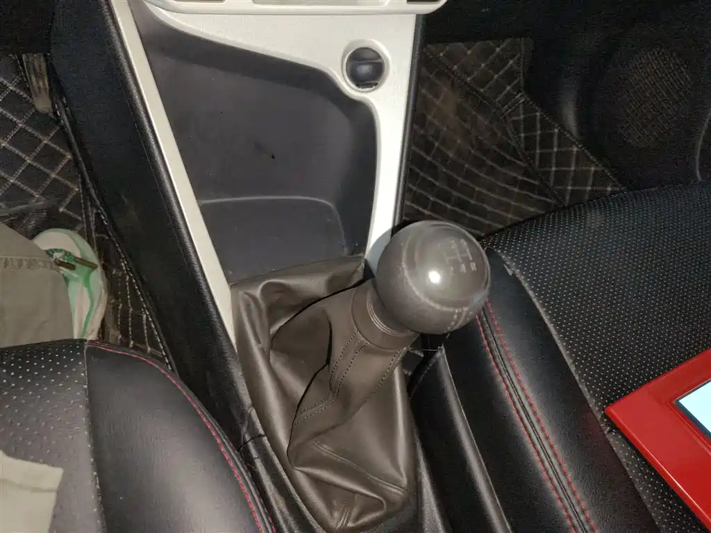 Toyota YARiS L Zhi Xuan 2015 1.5G Manual Sunroof Special Edition фото 11