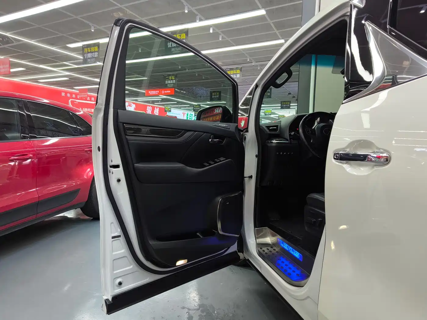 Lexus LM 2020 300h Seven-Seater Elegance Edition фото 24