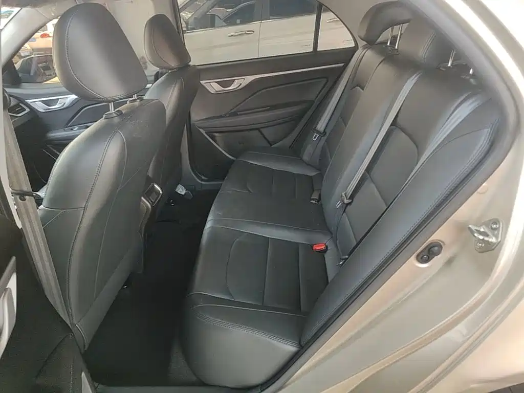 Фото 17 - Geely Vision