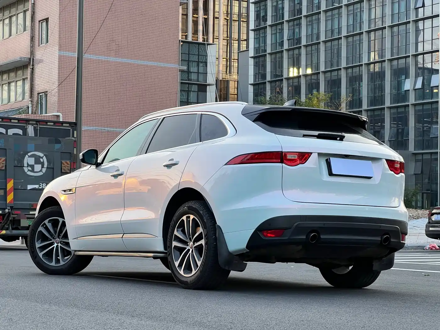 Фото 17 - Jaguar F-PACE