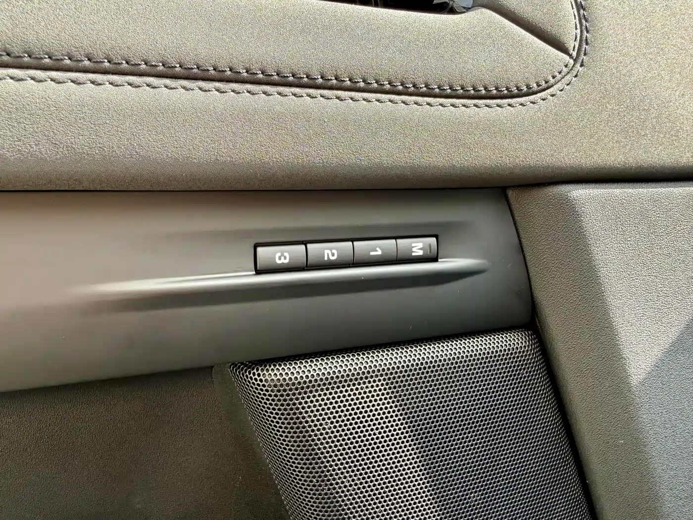 Land Rover Range Rover Evoque 2023 Range Rover Evoque L 249PS Corinthian Bronze Special Edition фото 9