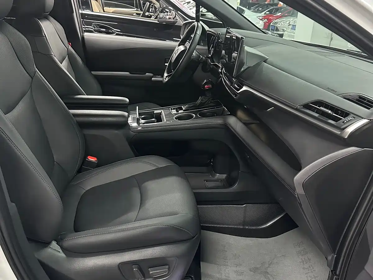 Toyota Sienna 2023 2.5L Hybrid Premium Edition фото 6