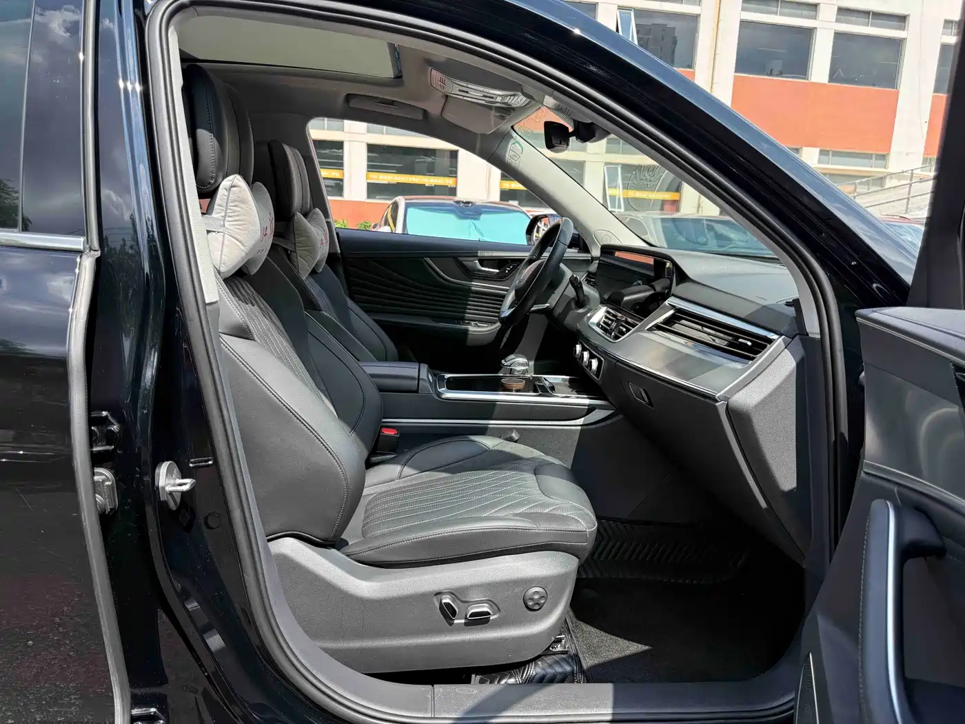 Фото 13 - Hongqi HS5