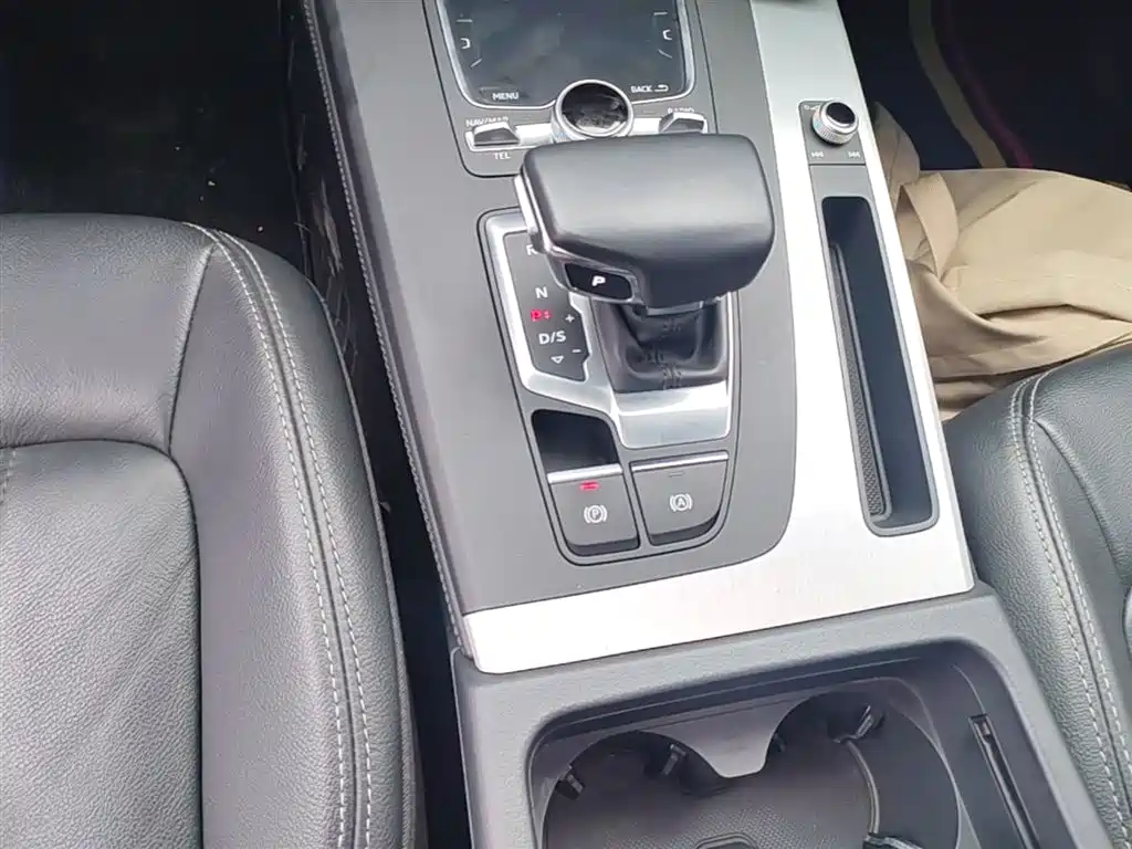 Audi Q5L 2020 Facelift 40 TFSI Honor Fashion фото 14
