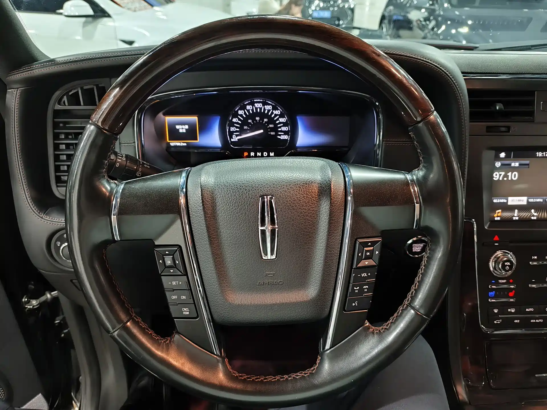 Фото 10 - Lincoln Navigator