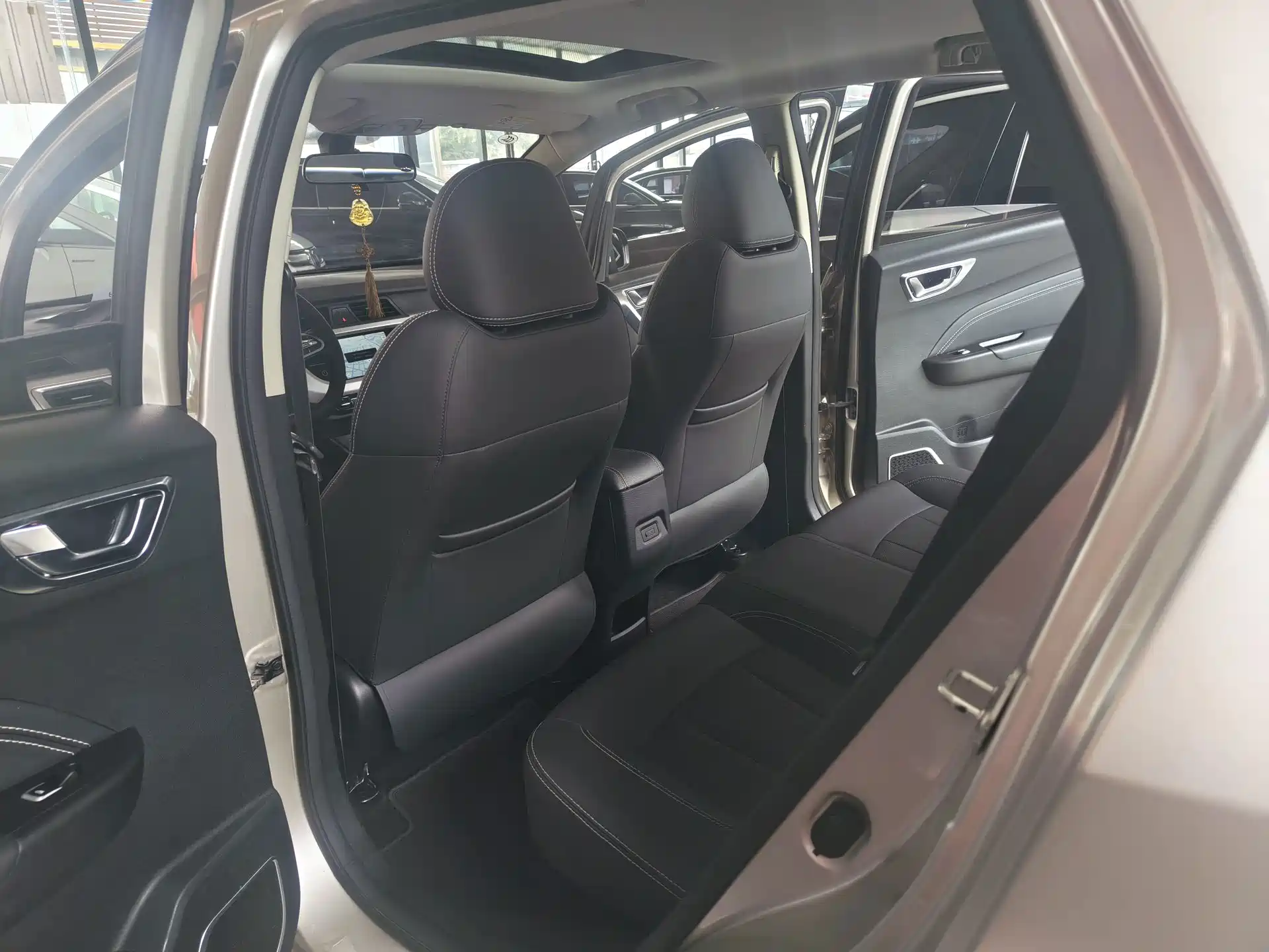 Фото 11 - Geely Vision X3