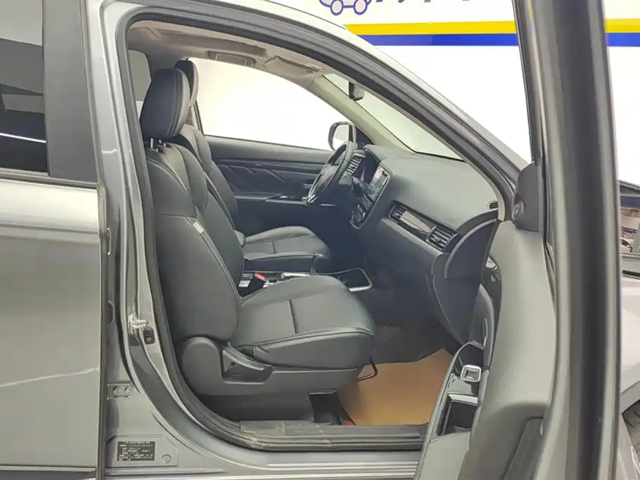 Mitsubishi Outlander 2020 2.0L 2WD Premium 5-seater фото 8