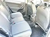 Photo 8 - Volkswagen Tiguan L