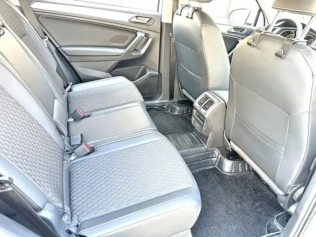 Photo 8 - Volkswagen Tiguan L
