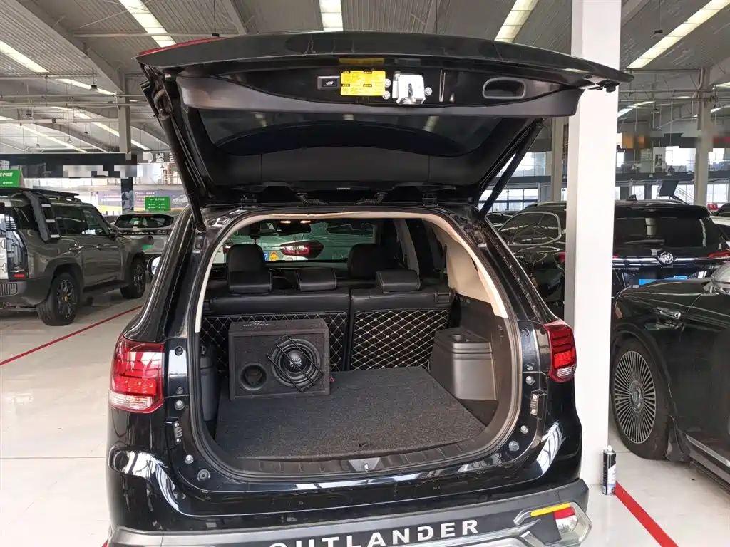 MITSUBISHI OUTLANDER