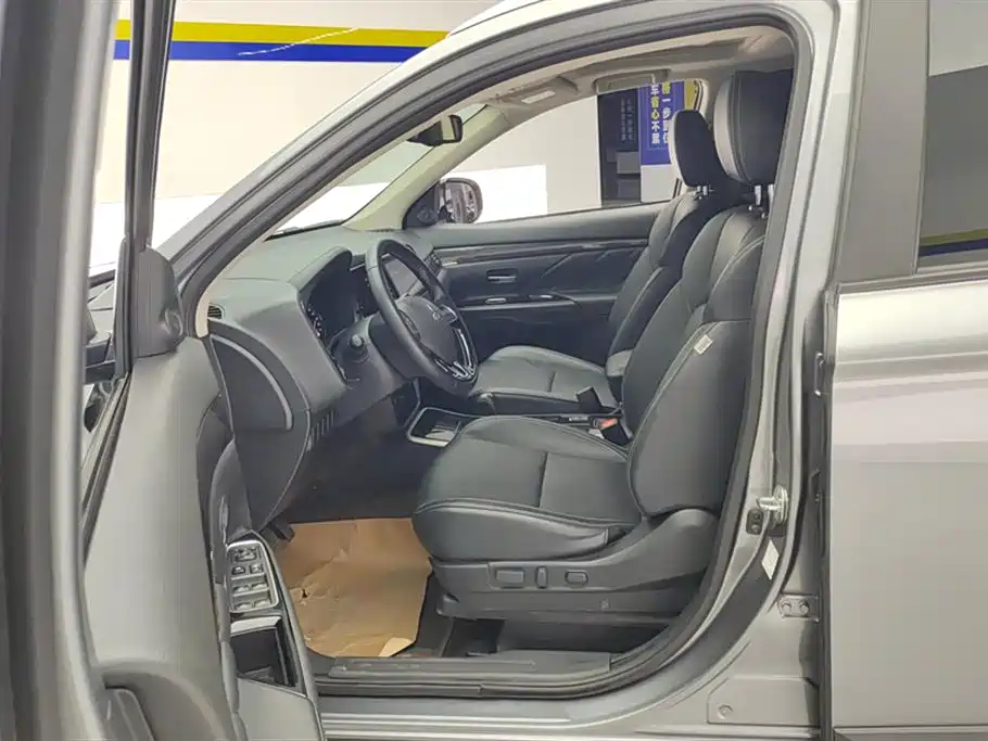 Mitsubishi Outlander 2020 2.0L 2WD Premium 5-seater фото 9