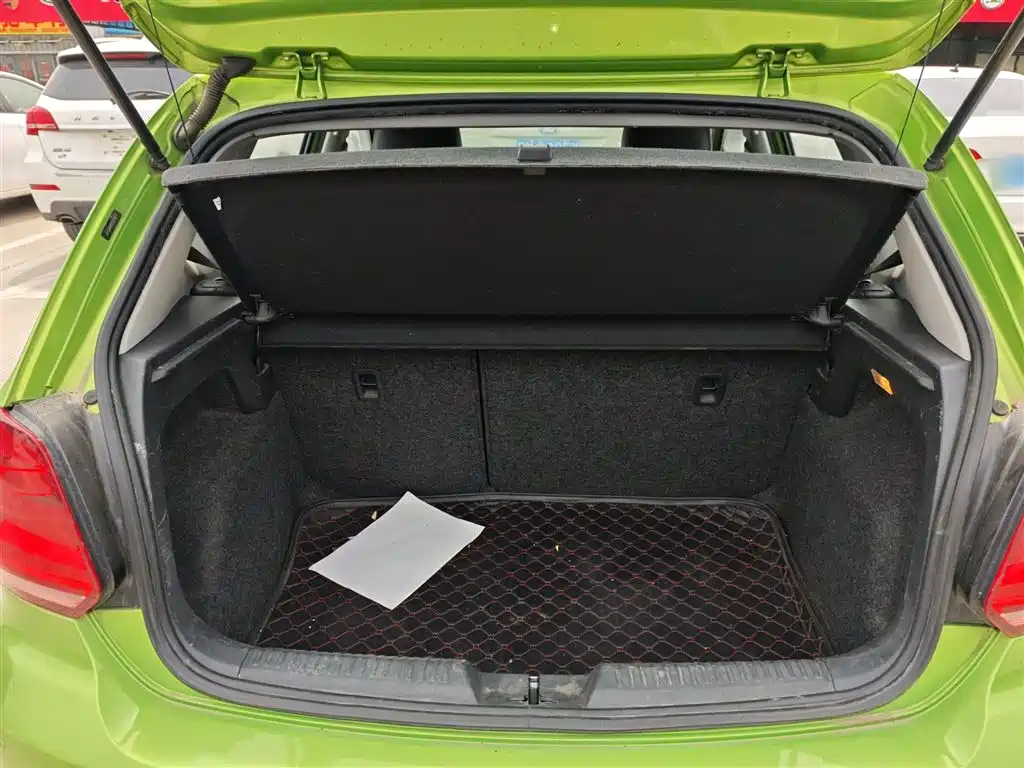 Volkswagen Polo 2014 1.6L Automatic Luxury Edition фото 15