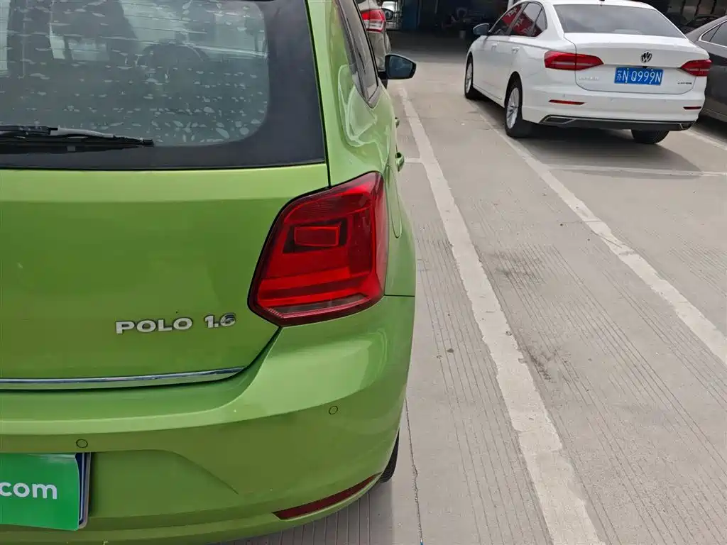 Volkswagen Polo 2014 1.6L Automatic Luxury Edition фото 24
