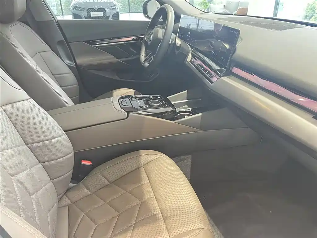 BMW 5 Series 2025 530Li Leading M Sport Package фото 9