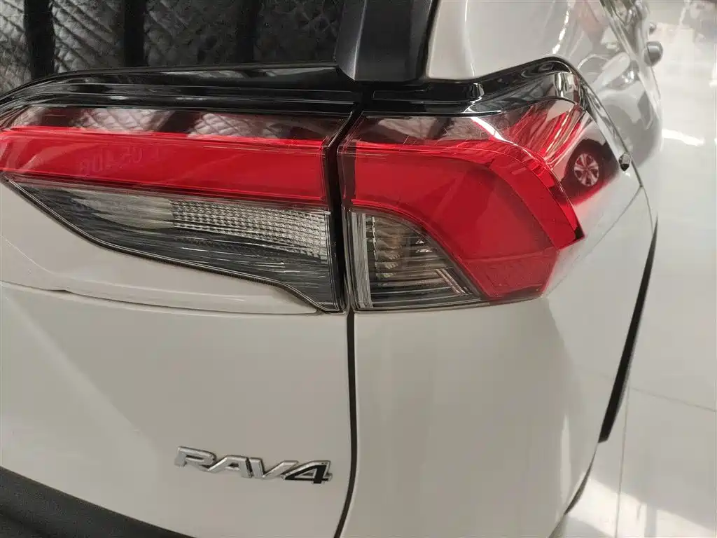 Toyota RAV4 Rongfang 2023 2.0L CVT 2WD 20th Anniversary Platinum Edition фото 8